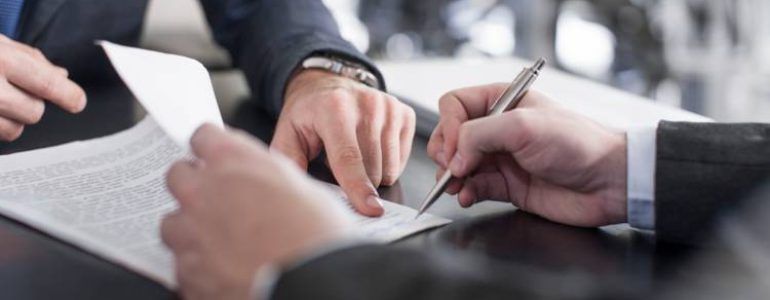 Comment un courtier peut négocier le prix de vos assurances